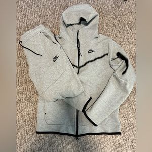Men’s small Nike Tech top and bottom